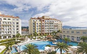 Luxuoso resort cinco estrelas com vista para o mar